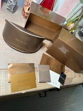 Gucci oversized sunglasses iconic G logo on the temples. Comes with EVERYTHING!